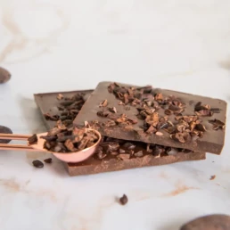 Tablette de chocolat noir 70% bien-être aux éclats de fèves gourmands et croquants imaginé avec le Chef Thierry Marx